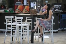Slukk
Tel Avivi pillanatkép egy sodort cigaretta utolsó slkukkját élvező nővel.
