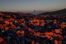 Leszbosz
Csónakokkal érkezett menekültek hátrahagyott mentőmellényei a görög Leszbosz szigetén. Görögországba tavaly 800 ezernél is többen érkeztek, és az átkelés során több mint 700-an vesztek a tengerbe.
