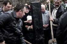 Kelet-Ukrajnai harcokban elesett apát temető család.
A magyar családba házasodott a kelet-ukrajnai harcokban elesett katona Márkusz Viktor temetése Verbőcön,Kárpátalján.