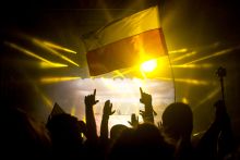 Barátok
Lengyel zászlóval buliznak fiatalok, a Sziget fesztiválon, Avicii zenéire, Budapesten 2015. augusztus 14-én.