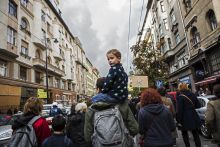 Üres Lakások Menete
2015.10.17., Budapest. Háromszáz ember tüntetett a méltó megélhetésért és a megfizethető lakhatásért az 5. Üres Lakások Menetén a VIII. kerületben, ahol több rászoruló családot is kilakoltattak.