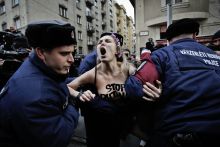 Stop Putyin
Femen-aktivistát visznek el a rendőrök,miközben  a Parlamentben Vlagyimir Putyin orosz elnök találkozik Orbán Viktorral.
