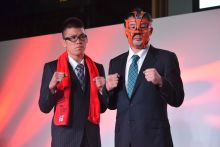 RIZIN Fighting Federation első sajtótékoztatója Tokióban
A RIZIN FF a 2015. október 8-i sajtótájékoztatóján bejelenti megalakulását Tokióban. A december 29-i sportesemény főműsorszámaként Aoki (bal) és Sakuraba (jobb) mérkőzését harangozzák be.