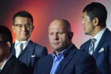 A legendás Fedor Emelianenko visszatér
A RIZIN FF vezetői (háttérben) a 2015. október 8-i sajtótájékoztatón jelentik be Tokióban, hogy a három éve visszavonult orosz Fedor Emelianenko (középen) visszatér a küzdősport világába.