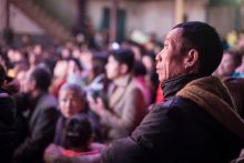 Holdújév Fujianben
Fujian tartomány egy kis halászfalujában évtizedek óta hagyomány a kínai újév sorám megrendezett háromnapos fesztivál. Ez az újév negyedik napján kezdődik egy felvonulással, amely során a menet a falu minden házát meglátogatja hogy az istenek jó szerencsét hozzanak.
A három nap alatt Fujian egyik utolsó vándortársulata Min opera-előadásokkal szórakoztatja a falu népét, amely ilyenkor 200 főről több mint 1000-re nő a hazalátogató rokonok és családjuk által.
Az operatársulat egyike az utolsó családi vándorszínész-csapatoknak Kínában, akik teljes zenekarral, élőben adnak elő. 