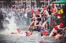 Újévi csobbanás 
A hollandok hagyományosan újévi merüléssel köszöntik az új évet. Minden új év első napján beleugranak a fagyos tengerbe, csatornák vizeibe. 2015. január 1. - Leeuwarden