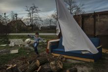 Pusztaföldvár
Egy roma kisfiú focizik családja házának udvarán Pusztaföldváron,  Békés megyében. A magyarországi cigányság közel 90%-a él mélyszegénységben.