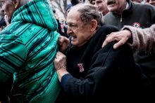 Harag
Egy dühös idős férfi próbál félrelökni egy kormányellenes tüntetőt az 1848-49 es forradalom és szabadságharc hivatalos megemlékezése közben, március 15-én.