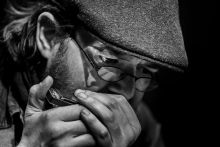 Költő herflivel
Dukay Nagy Ádám legújabb verskötetét rendszeresen zenés esteken mutatja be.
Szakáll, szájharmonika, drótkeretes szemüveg, golfsapka. Ahogyan író-zenész társaival mondják: csak beállnak.