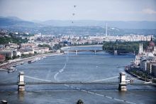 Besenyei 
Besenyei Péter műrepülő világbajnok bemutatója a Duna felett és a Lánchíd alatt a Budapest szívében megrendezett Nagy Futam esemény keretein belül. A pilóta legenda az év végén visszavonult.