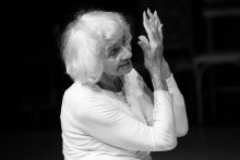Sóvirág
Sóvirág (avagy a létezés eufóriája) – a 90 éves Auschwitzi túlélő, Fahidi Éva és egy fiatal táncosnő (Cuhorka Éva) duettje a Vígszínház Házi Színpadán.