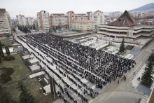 Ételszentelés Csíkszeredán
Húsvét vasárnapján megszentelik az ételt a Romániai Csíkszereda főterén, ahol ez alkalomból több száz ember gyűl össze.