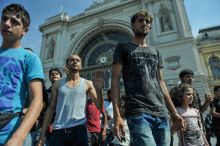 Migráns tüntetés a Keletinél
Több országból származó migránsok tüntetnek a magyar migrációs eljárás (migrációs irányelvek) ellen a Keleti Pályaudvarnál Budapesten 2015. augusztus 30-án.