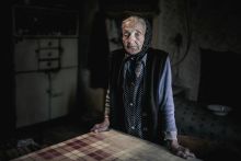Várakozás
Margit néni saját konyhájában a kárpátaljai Balazséron. Két unokáját várja haza a munkából. Hárman együtt 40 ezer forintnyi hrivnyából élnek.