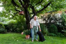 Bálint gazda
Bálint György háza kertjében Berci kutyájával 2015 augusztus 5-én.