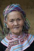 Hmong nő
Észak-Vietnam "Isten háta mögötti" kis falujában a hmongok még őrzik hagyományaikat. Mindennapi öltözékként használják a népviseletet.
