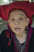 Fekete hmongok között
Észak-Vietnam rizsföldjein élnek a fekete hmongok. Egyik idős hölgy kíváncsian szemléi az idegeneket.