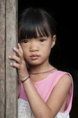 Készülődés iskolába
A vietnami kislányt anyukája kora reggel  pajtájuk ajtajában fésülte meg, mielőtt a gyerek iskolába indult.