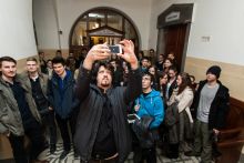 Fontossági sorrend
Puzsér Róbert szelfit készít támogatóival, akiket a Facebookon hívott meg bíróságí tárgyalására, miután Hajdú Péter beperelte. Budapest, 2015 március 12.
