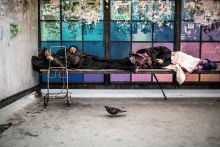 Az ágy közös, a párna nem
Hajléktalan pár alszik a permi pályaudvar közelében Oroszországban 2015. augusztus 3-án.