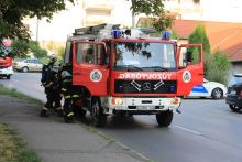 Családi gyújtogatás egy pécsi panelban
Tűz keletkezett augusztus 13-án Pécsen, egy tízemeletes ház nyolcadik emeletén. A Tildy Zoltán utcai ház lakói még a tűzoltók kiérkezése előtt eloltották a tüzet, azonban az épület felső három szintje füsttel telítődött, ezért a tűzoltók kiürítették ezeket a lakásokat. A tűz egy családi vita miatt keletkezett, ittas állapotban saját anyjára gyújtotta a lakást, aki füstmérgezést szenvedett.