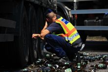 Sörök borultak az útra
Pécs határában egy sört szállító kamion rakománya megrogyott és az útra borult. Az eset során a rakomány nagy része megsemmisült.