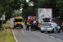 Frontálisan ütközött két teherautó
Két teherautó ütközött össze a 6-os főút Vasasi leágazója közelében. A baleset  következtében az egyik jármű vezetője beszorult a roncsba. A balesetben 2 fő súlyosan megsérült.