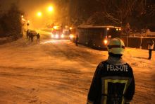 Hókáosz Pécsett
A hirtelen havazásban leállt a buszközlekedés, több út járhatatlan lett. A tűzoltók folyamatosan végezték a műszaki mentést.