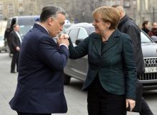 Kézcsók
Orbán Viktor miniszterelnök fogadja  Angela Merkel német kancellárt a Parlament főlépcsőjénél 2015. február 2-án.