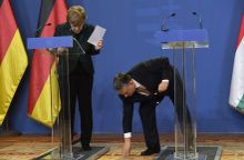 Segítő kéz
Orbán Viktor miniszterelnök felveszi Angela Merkel német kancellár leejtett tollát a megbeszélésük után tartott sajtótájékoztatón a Parlamentben 2015. február 2-án.