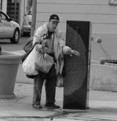 Hontalanság
Egy pécsi hajléktalan egy nyilvános kutat használ hűsölés céljából.