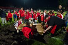 Futball temetés
Szurkolók jelképesen eltemetik a pályán a pécsi futballt a PMFC-Nyíregyháza találkozó végén május 29-én. A csapat nem kapta meg az élvonalbeli induláshoz szükséges licencet a 2015/16-os idényre
