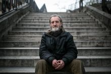 Kiszolgáltatva
Hajléktalan férfi portréja Budapest 2. kerületében 2015. március 25-én. Több mint egy évtizede él az utcán, munkát nem kap; így nincs sok lehetősége, hogy újra rendezett körülmények közt éljen.