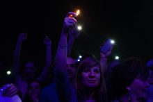 "Lámpát ha gyújtok"
Egy rajongó világít öngyújtóval a Quimby karácsonyi koncertjén a Dunaújvárosi Sportcsarnokban 2015. december 26.-án 