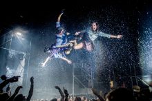 "Eső"
A Fuerza bruta táncosai repkednek a levegőben a produkciójuk alatt a SZIGET fesztiválon. 2015.08.15