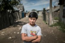Félúton
Serdülő cigány fiú portréja a a Beregszászhoz közeli romatelepen 2015. május 15-én. A telep nyomorúságos körülményei közt már az egészen fiatal fiúknak is felnőtt szerep jut.
