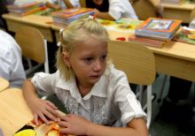 Első nap az iskolában
Egy kislány  a Medgyessy Ferenc Német Nemzetiségi Nyelvoktató Általános Iskola 1. b osztályában az első tanítási napon, 2015. szeptember 1-én.
