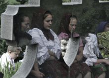 Temetésen
Máramarosi nők tükröződnek egy gránit sírkövön. A fényképet észak-Romániában egy hagyományos máramarosi temetésen készítettem