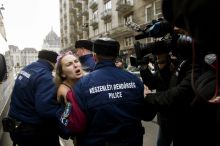 Putyin Budapesten
Rendőrök viszik el a Femen nőjogi szervezet tüntető aktivistáját az Országház közeléből február 17-én, amikor a hivatalos látogatásán lévő Vlagyimir Putyin orosz elnök megérkezik Budapestre.