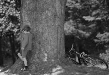 Róbert Gida
Kisfiú áll egy fa tövében a Margit-szigeten 2015 nyarán.
