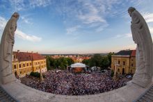 Miénkitta tér
Július 24. és augusztus 2. közt Pécsett került megrendezésre a XIX. Europa Cantat. A kórusfesztivál több mint 130 koncerttel várta az érdeklődőket. A fotó az augusztus 1-i zárórendezvényen készült.