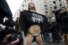 Go home
Femen nőjogi szervezet tüntető aktivistája az Országház közeléből február 17-én, amikor a hivatalos látogatásán lévő Vlagyimir Putyin orosz elnök megérkezik Budapestre.