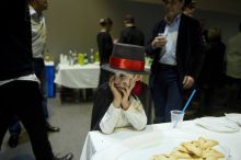 Purim
Egy ortodox zsidó kisfiú unatkozik az Egységes Magyarországi Izraelita Hitközség (EMIH) budapesti Bét Menáchem iskolájában rendezett Purim-partyin, március 4-én.
