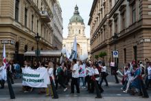 Egészségügyiek tüntetése
Egészségügyi dolgozók tüntetnek magasabb bérekért és jobb munkakörülményekért Budapesten, 2015. május 12-én.