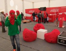 Les Dunes Electroniques  -2. alkalommal rendezték meg Nefta mellett a Szaharában (Nyugat-Tunéziában , az algériai határ mellett) a fesztivált.
A 250 helyi és francia szervezőnek és a kb. 8000 vendégnek (ebből 500 külföldi)  nem volt szerencséje az idővel.A háromnaposra tervezett fesztiválból csak 6 órát tudtak megtartani a nagy esők miatt.Elmaradt a tervezett szufi táncbemutató is és a meghívott tunéziai,francia,dán ,amerikai, egyiptomi stb. dj-k jó része is csak a különböző szállodákban rendezett afterpartykon léphetett fel.A helyszín a Star Wars forgatásához használt díszletek mellett volt ami különleges hangulatot adott a fesztiválnak.