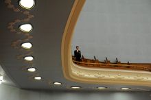 Szemmel tartva
Teremőr vigyázza a rendet a kínai Népi Gyűlés Házának legfelsőbb szintjéről a parlament éves ülésszakán, Pekingben.
