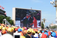 A fővendég
A 2. világháború befejezésének 70. évfordulója alkalmából tartott pekingi díszszemle előtt a Tienanmen-tér kivetítőjén amint Vlagyimir Putyint üdvözlik.