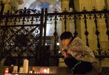 Egy gyertya Párizsért
Egy kisfiú gyertyát gyújt a Bazilikánál a párizsi terrortámadás áldozatainak emlékére, a támadás másnapján.