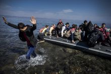 Leszbosz, a remény szigete
A UNHCR adatai szerint a 2015-ben Európába érkezett több mint 1 millió regisztrált menekültből kb 800 000 a görög szigeteken lépett először a schengeni övezetbe.Leszbosz mindezek közül a legfrekventáltabb célpont a menekültek számára,akiket a török embercsempészek túlzsúfolt gumicsónakokon engednek útjukra a sokszor veszélyes Égei tengeren.A sziget befogadóképessége nagyon szűkös,ezért a nyáron többször alakult ki krízis a befogadó állomásokon ahol napokig kellett sorban állniuk hogy regisztrálhassanak és tovább induljanak komppal Athénba.A két ország közti átkelés során rengetegen haltak meg 