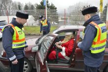 Közúti ellenőrzés
Fokozott ellenőrzést tartott a téli baleset-megelőzési kampány keretében a Heves Megyei Rendőr-főkapitányság Eger belterületén. Az ellenőrzés során a Mikulás járművét is átvizsgálták az egyenruhások.